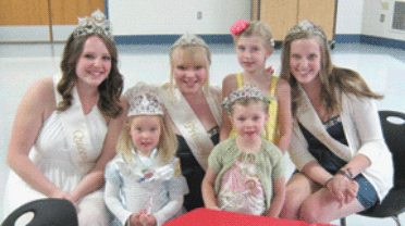 Karl Oskar Queen hosts queen's tea party