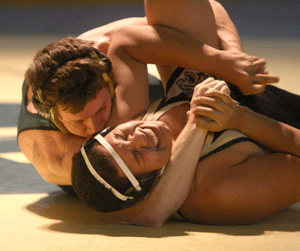 'Cats win county rivalry match in last weight