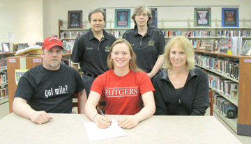 Lee signs with Rutgers,  rejoins forces with her sister