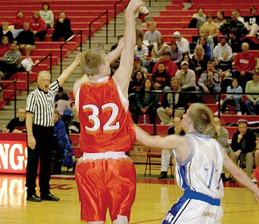 Paced by their defense, Vikings improve to 5-3 in Rum 