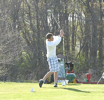 CL golfers at 4-1 in NSC