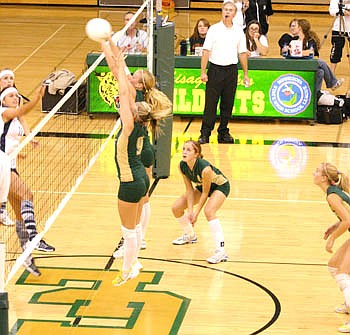 Wildcat volleyball team goes 1-1 