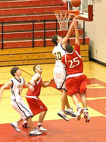 Last minute heroics fall short for Viking cagers