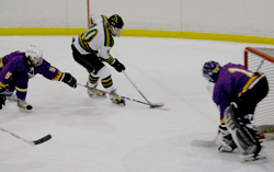 CL Wildcat boys hockey squad nipped by Dragons and St. Paul Academy 